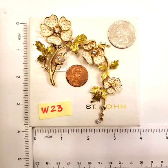 🔻REDUCED❣NIB St. John signature white camilia gold crystals enamel brooch RARE❣ - Picture 4 of 8